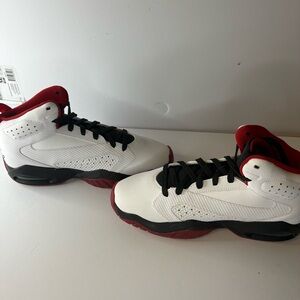 Air Jordan Men’s Basketball Shoes White Black Red Size 7 NEW No Box